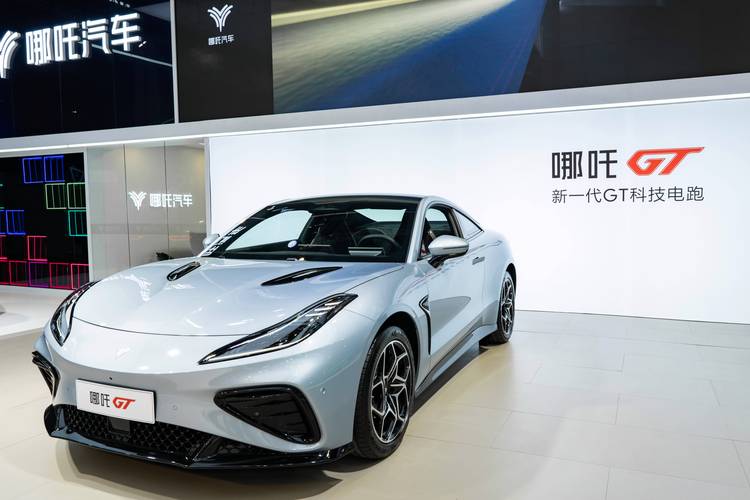 成都78哪吒汽车在智能汽车领域的表现，领途汽车在新能源汽车市场中的影响力